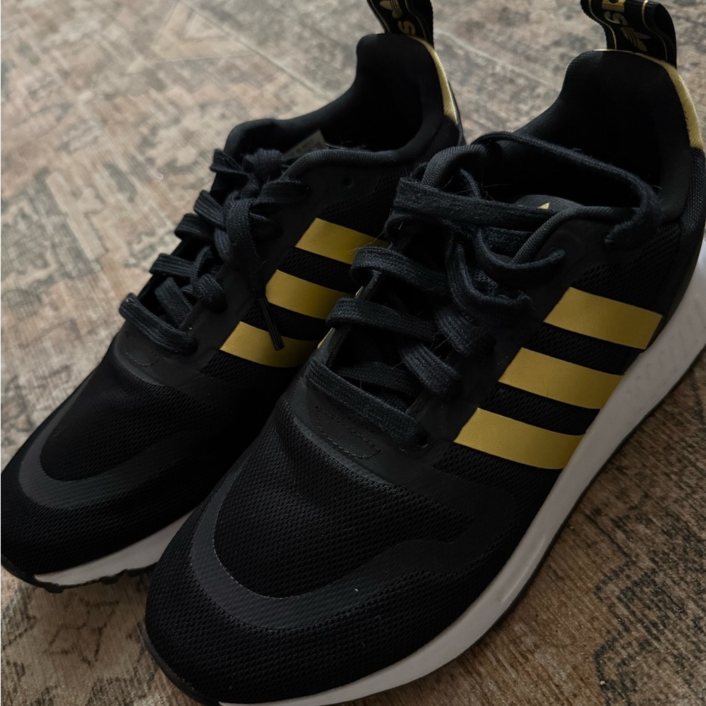 Boys Adidas Sneakers in Black with Gold Stripes